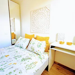  Habitación en casa particular Private In Renovated - Tram 1 Min Walk Francia